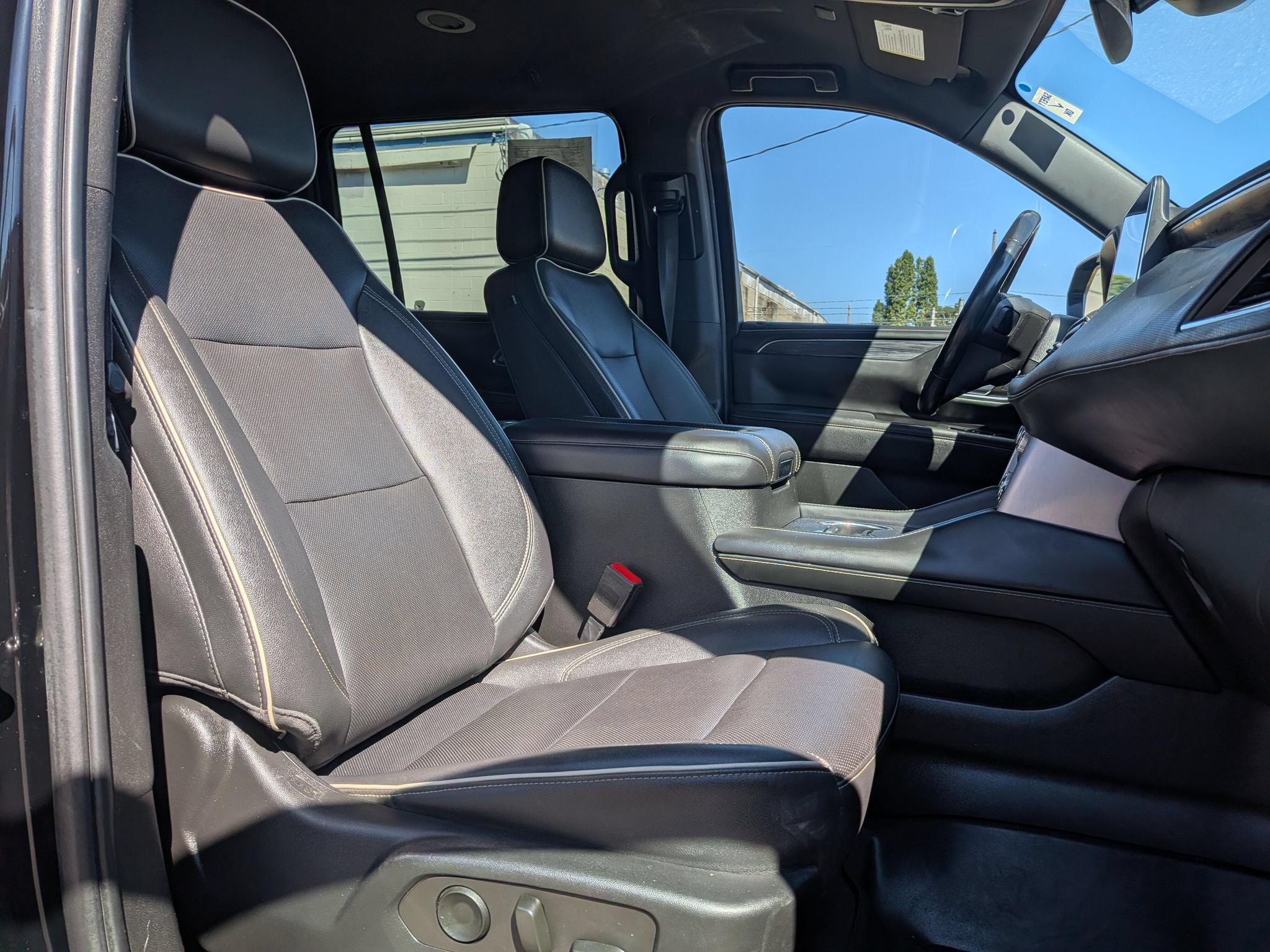 Used 2022 GMC Yukon XL SLT AWD/4WD image 7