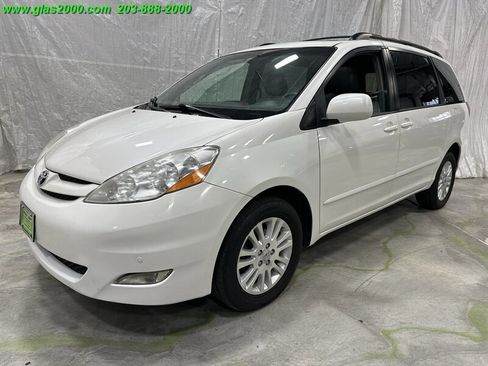 Used 2009 Toyota Sienna XLE image 1
