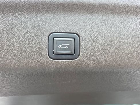 Used 2021 Cadillac Escalade Premium Luxury w/ LPO, Illumination Package AWD/4WD image 15