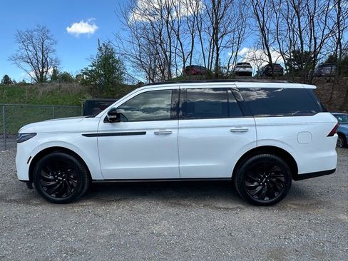 New 2026 Lincoln Navigator Reserve w/ Jet Appearance Package AWD/4WD image 2