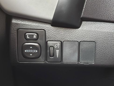 Used 2018 Toyota Corolla LE image 19