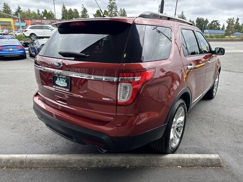 Used 2014 Ford Explorer XLT w/ Equipment Group 202A AWD/4WD image 8