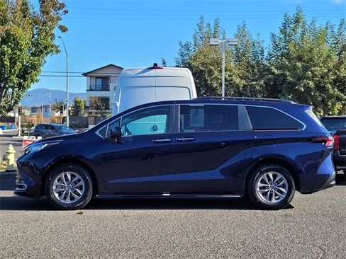 Certified 2023 Toyota Sienna XLE image 9