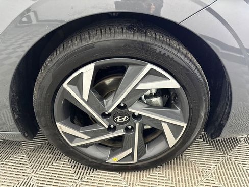Used 2025 Hyundai Elantra Limited image 13