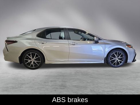 Used 2024 Toyota Camry SE image 7