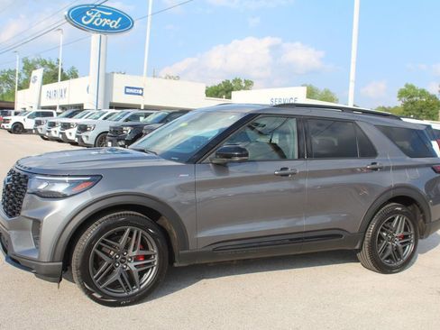 Used 2025 Ford Explorer ST-Line w/ ST-Line Street Pack AWD/4WD image 3