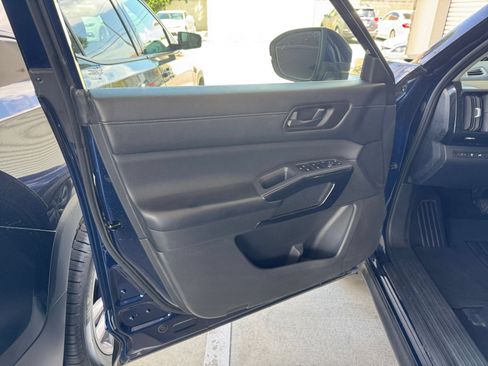 Used 2025 Nissan Pathfinder SV AWD/4WD image 15
