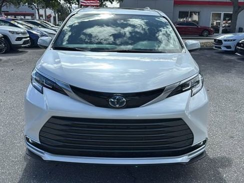 Used 2025 Toyota Sienna Limited image 2