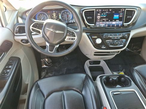 Used 2023 Chrysler Pacifica Touring-L image 14