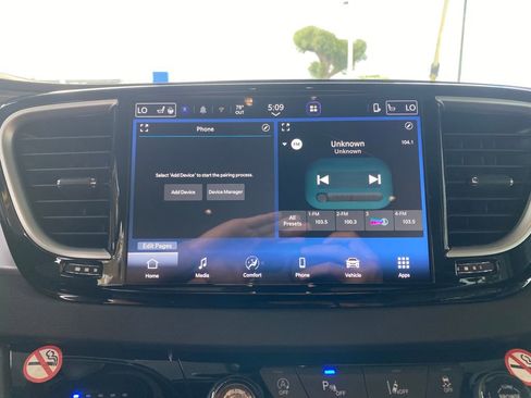 Used 2026 Chrysler Pacifica Select FWD image 16