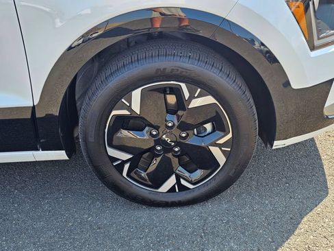 Certified 2024 Kia Niro Wind w/ Wind Preserve Package FWD image 30