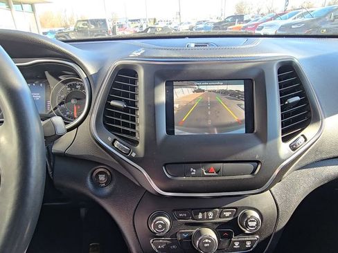 Certified 2019 Jeep Cherokee Latitude Plus w/ Cold Weather Group image 21