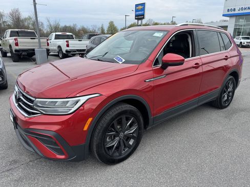 Used 2024 Volkswagen Tiguan SE AWD/4WD image 3