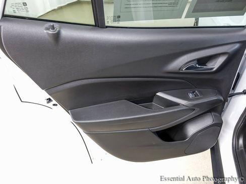 Used 2025 Chevrolet Trax LT w/ LT Convenience Package image 19