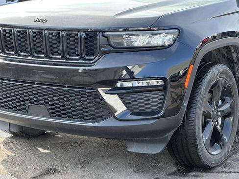 Used 2023 Jeep Grand Cherokee Limited w/ Black Appearance Package image 8