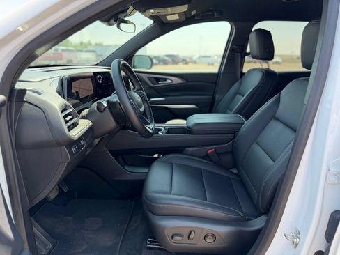 Used 2026 Chevrolet Traverse LT AWD/4WD image 2