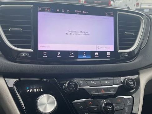 Used 2023 Chrysler Pacifica Touring-L FWD image 41