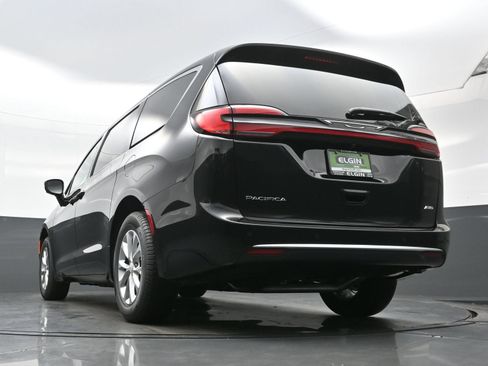 New 2027 Chrysler Pacifica Select AWD/4WD image 17