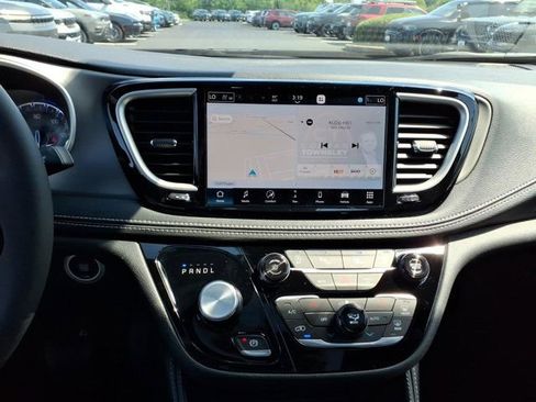 New 2027 Chrysler Pacifica Limited FWD image 7
