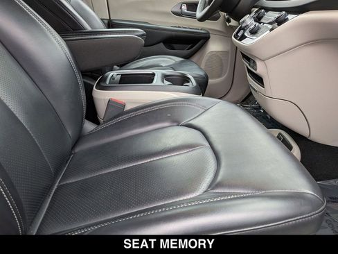 Used 2023 Chrysler Pacifica Touring-L FWD image 28