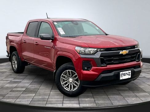 Used 2024 Chevrolet Colorado LT w/ LT Convenience Package RWD image 3