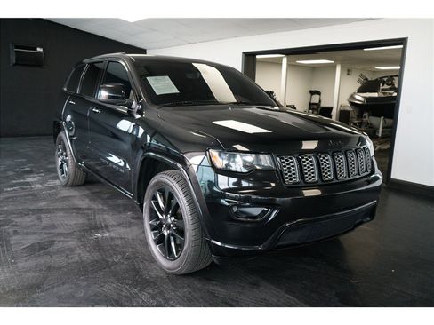 Used 2019 Jeep Grand Cherokee Altitude RWD image 9