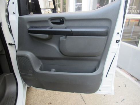 Used 2019 Nissan NV 2500 SV image 18
