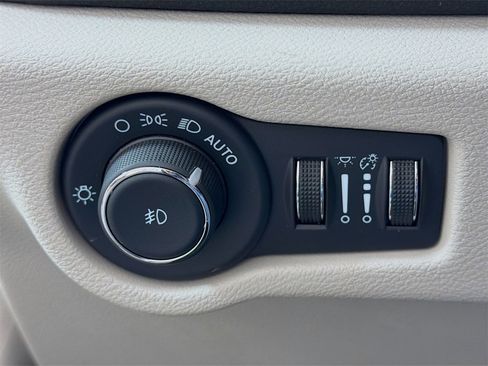 Used 2024 Chrysler Pacifica Limited image 11