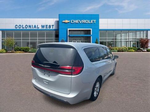 Used 2024 Chrysler Pacifica Touring-L FWD image 12