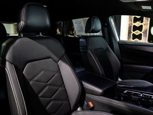 Used 2025 Volkswagen Atlas Cross Sport SE image 13