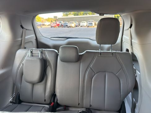 Used 2019 Chrysler Pacifica L image 11