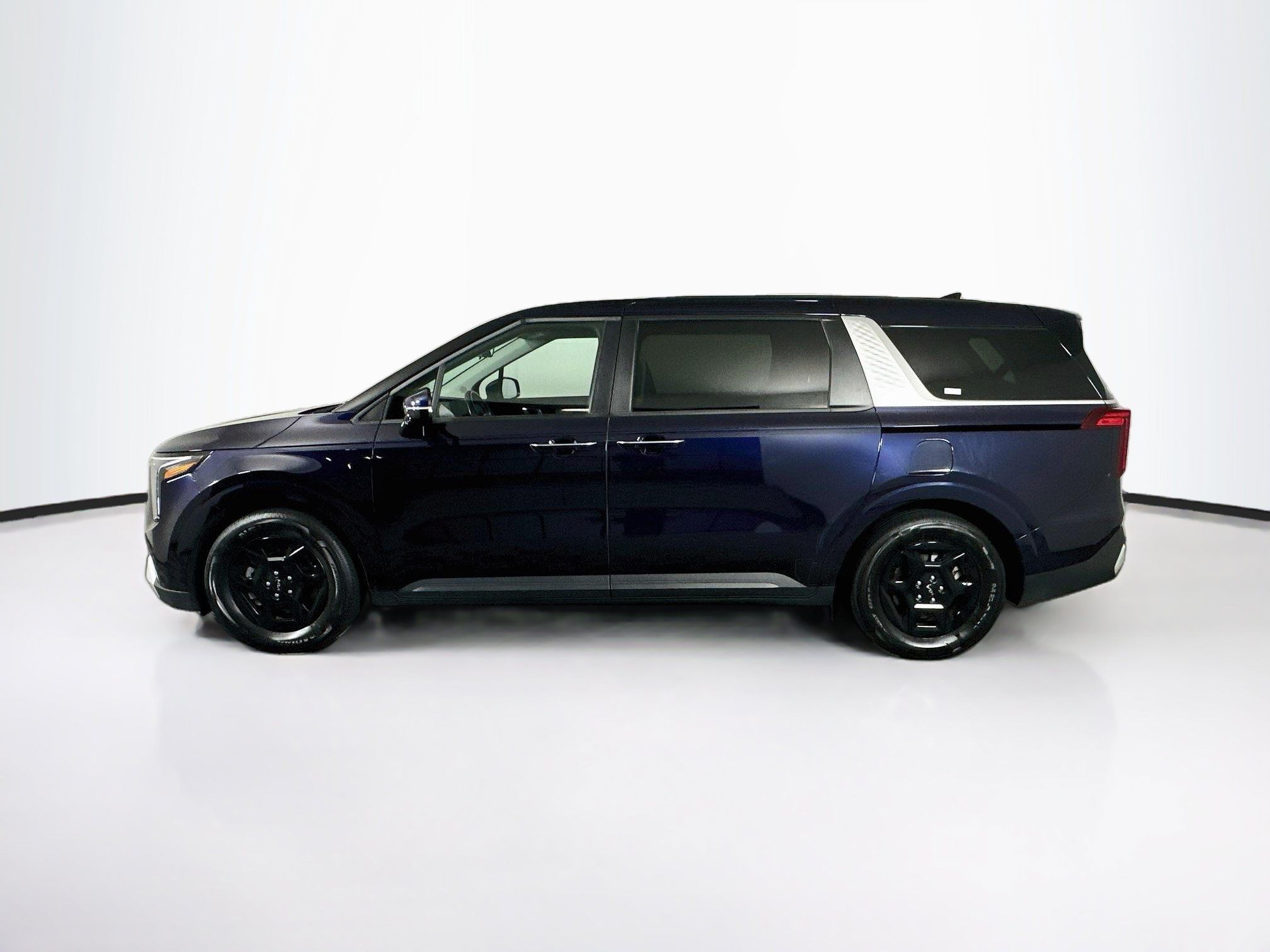 Used 2025 Kia Carnival FWD image 4