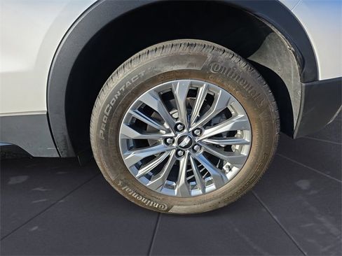 Used 2024 Cadillac XT4 Premium Luxury image 14