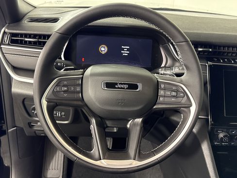 New 2025 Jeep Grand Cherokee Altitude image 13