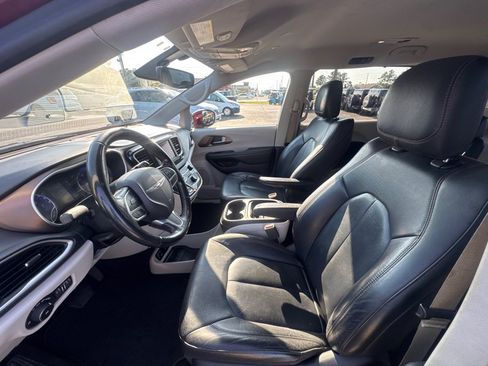 Used 2019 Chrysler Pacifica Touring-L FWD image 12