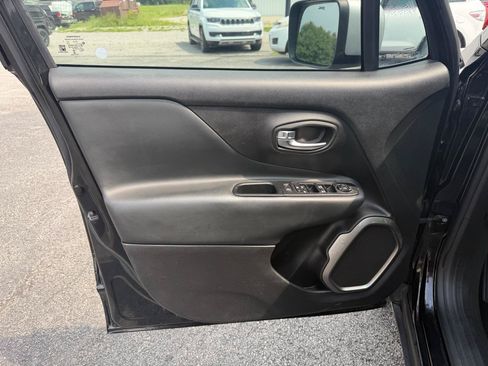 Used 2018 Jeep Renegade Limited w/ UConnect 8.4 Nav Group FWD image 12