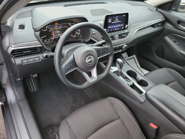 Used 2025 Nissan Altima 2.5 SV FWD image 10