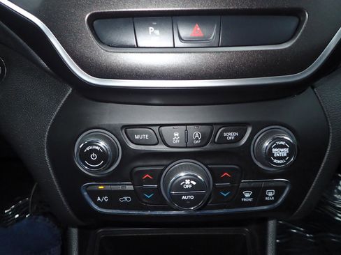 Used 2019 Jeep Cherokee Trailhawk AWD/4WD image 18