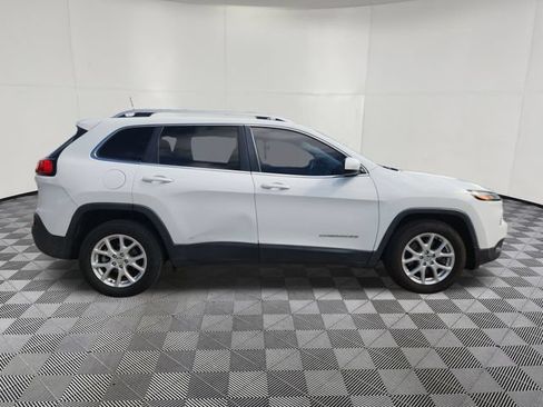 Used 2017 Jeep Cherokee Latitude FWD image 4