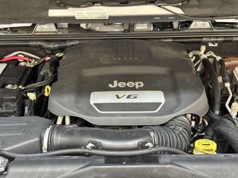 Used 2016 Jeep Wrangler Unlimited Sahara w/ Connectivity Group AWD/4WD image 28