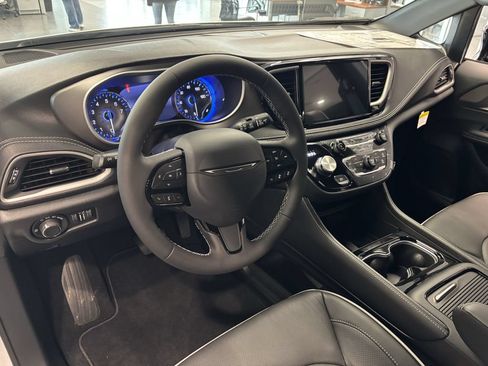 New 2027 Chrysler Pacifica Limited FWD image 12