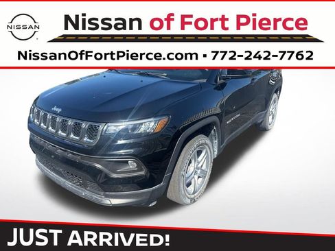 Used 2023 Jeep Compass Latitude image 1