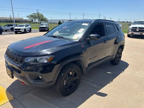 Used 2024 Jeep Compass Trailhawk w/ Trailhawk Convenience Group AWD/4WD image 2