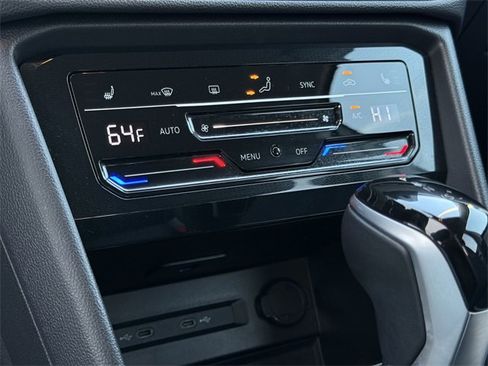 Certified 2025 Volkswagen Taos SE image 19