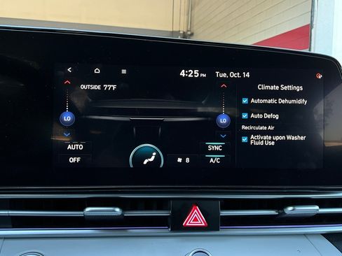 Used 2025 Hyundai Elantra Limited image 34