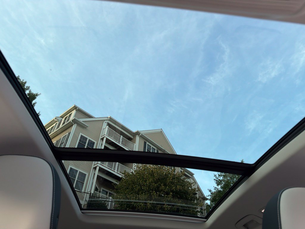 Used 2025 Volkswagen Tiguan SE w/ Panoramic Sunroof Package AWD/4WD image 24