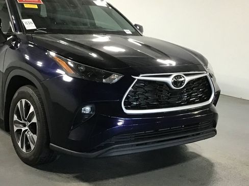 Used 2024 Toyota Highlander XLE FWD image 4