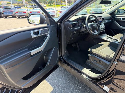 Used 2023 Ford Explorer XLT AWD/4WD image 8