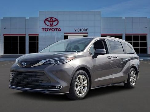 Used 2023 Toyota Sienna Platinum AWD/4WD image 1