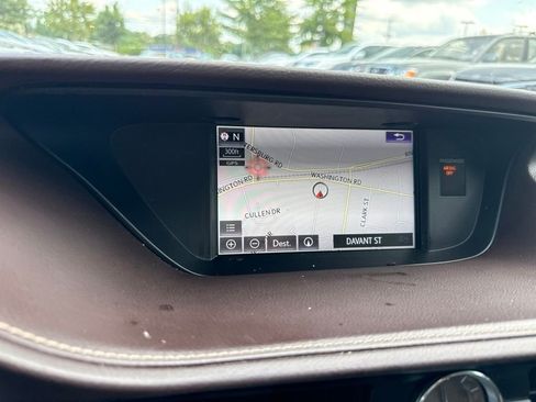 Used 2017 Lexus ES 350 w/ Ultra Luxury Package FWD image 3